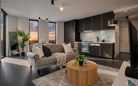 Live Luxe | 2Br Apt • Free Parking, Pool & Gym